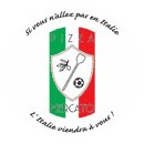 Logo Pizza Mercato sur fond drapeau italien. Écusson: pelle à pizza, olive, ballon de foot. Slogan: "Si vous n'allez pas en Italie, l'Italie viendra à vous!"