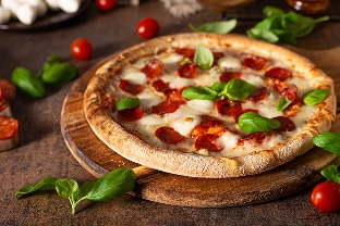 Pizza Pepperoni et Mozzarella: L'explosion de saveurs artisanales. Pizza pepperoni artisanale, mozzarella fondue, basilic frais, sur une planche de bois. Ingrédients: tomates et salami.